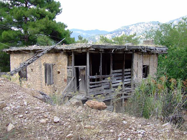 9-08-01-Bergtour-Kuzca-208.jpg - Altes Bauernhaus mit Flachdach und Lehmverputz