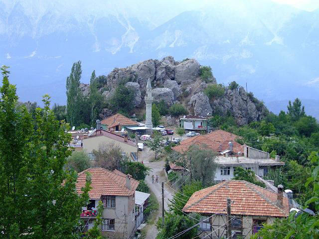 9-08-01-Bergtour-Kuzca-331.jpg - Blick auf die Moschee von Altinyaka