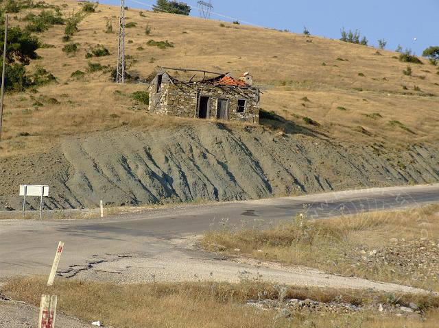 9-08-01-Bergtour-Kuzca-369.jpg - Durch den Ausbau der Straße verlor dieses Haus seine Zufahrt und zerfällt nun langsam