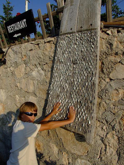 9-08-01-Bergtour-Kuzca-377.jpg - Hier berührt Philly eine alte "Dreschmaschine"