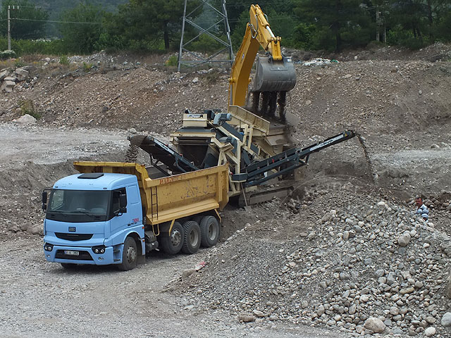 12-06-06-Flussbett-12-s.jpg - Hier werden Sand und Steine gesiebt und sortiert