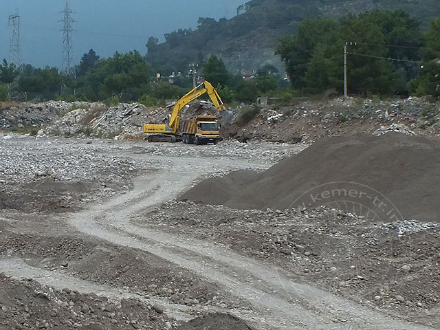 12-06-06-Flussbett-13-s.jpg - Die Böschungen werden begradigt und dann mit großen Steinen befestigt