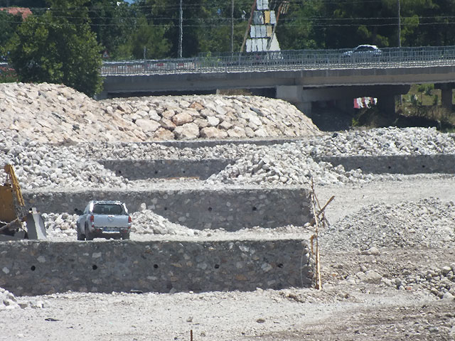 12-07-15-Flussbett-11-s.jpg - Mitte Juli, die Staumauern nehmen Gestalt an